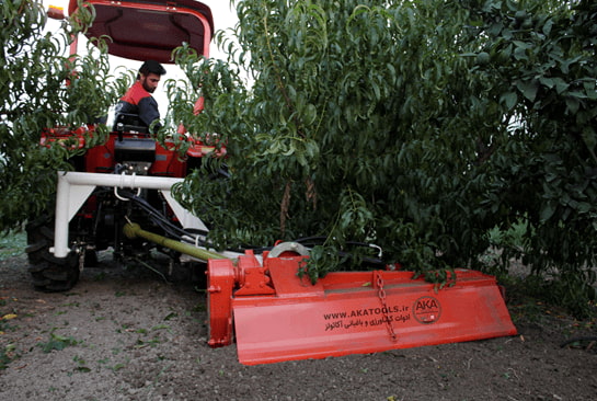 تراکتور یوروپارس در عملیات خاکورزی