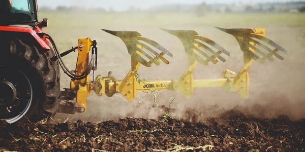شخم زدن زمین برای کاشت